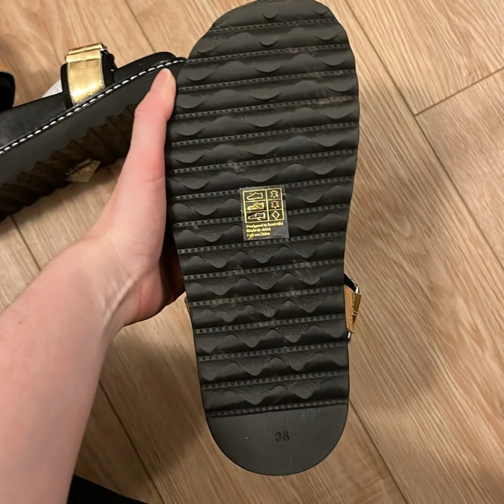 NIB Caverley Roni sandal in mirrored gold leather and black - Picture 5 of 7